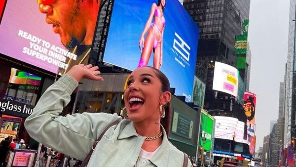 Ștefania a lui Speak, celebră pe Times Square: „Mamă, tată, am reușit”