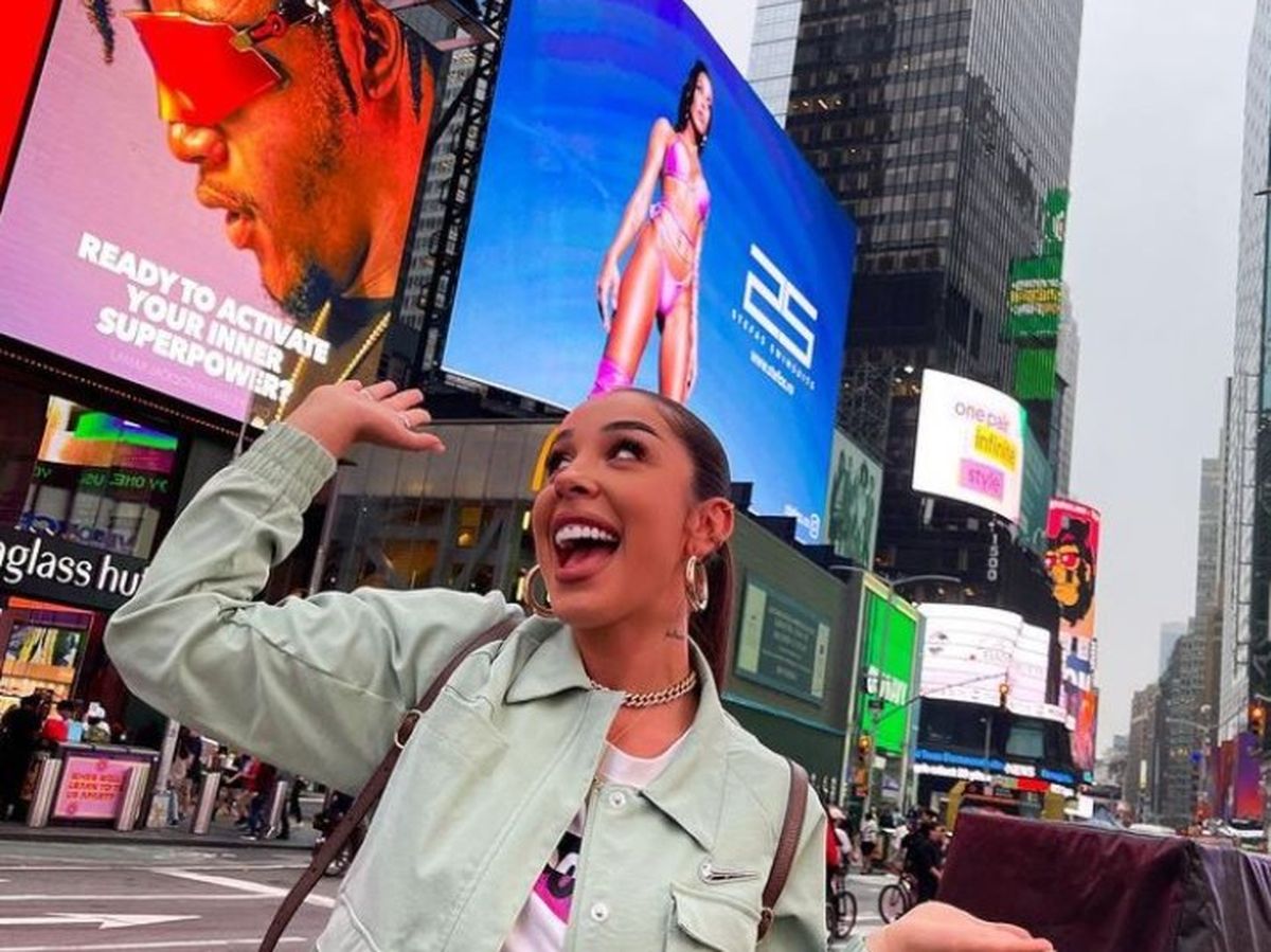 Ștefania a lui Speak, celebră pe Times Square: „Mamă, tată, am reușit”