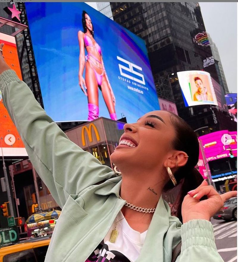 Ștefania a lui Speak, celebră pe Times Square: „Mamă, tată, am reușit”