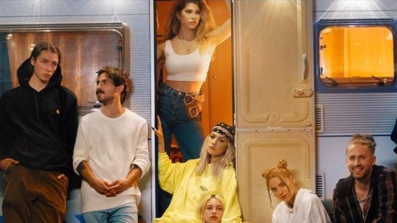 Jo a lansat &bdquo;Ploaie de vară&rdquo;, o piesă de dragoste ce transmite multă emoție