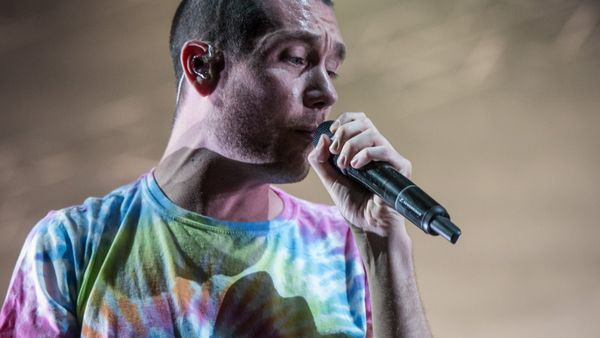 Bastille a lansat "Give Me The Future"