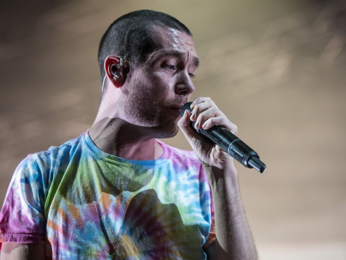 Bastille a lansat "Give Me The Future"