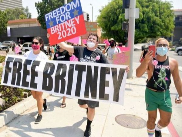 A vrut să facă bani de pe urma cazului lui Britney Spears, dar o greșeală gramaticală l-a costat scump. A rămas cu 10.000 de tricouri pe stoc