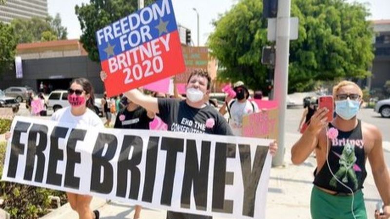 A vrut să facă bani de pe urma cazului lui Britney Spears, dar o greșeală gramaticală l-a costat scump. A rămas cu 10.000 de tricouri pe stoc