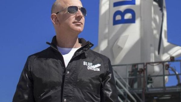 Aproximativ 165.000 de persoane au semnat o petiţie pentru ca Jeff Bezos să răm&acirc;nă &icirc;n spaţiu: &rdquo;Nu-i permiteți să se &icirc;ntoarcă pe Păm&acirc;nt&rdquo;