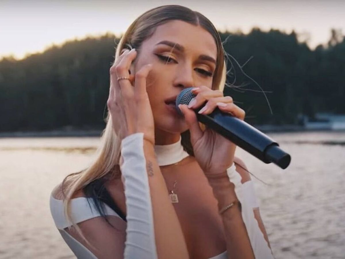 Alina Eremia a lansat o versiune live a piesei "Dependența mea"