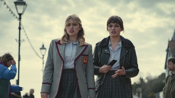 Au apărut primele imagini din sezonul 3 al serialului ” Sex Education”