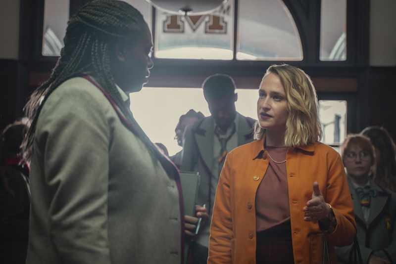 Au apărut primele imagini din sezonul 3 al serialului ” Sex Education”