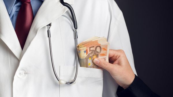 Salariu colosal pentru cel mai bine plătit medic din România! Câţi lei câştigă, pe lună