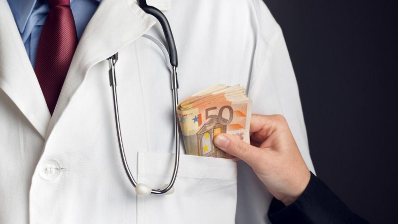Salariu colosal pentru cel mai bine plătit medic din Rom&acirc;nia! C&acirc;ţi lei c&acirc;ştigă, pe lună