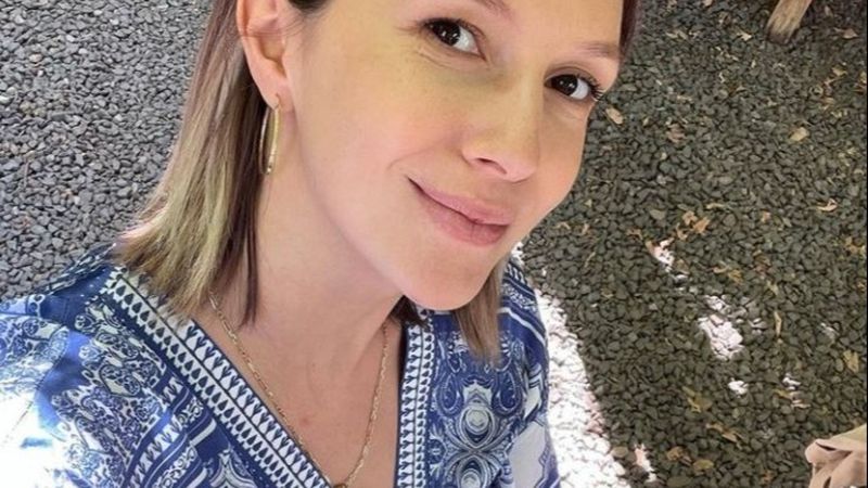 Adela Popescu, prima plimbare alături de cel de-al treilea copil! Actrița a &icirc;mpărtășit primele impresii: &rdquo;Ne luptăm &icirc;ntre două și trei ore&rdquo;