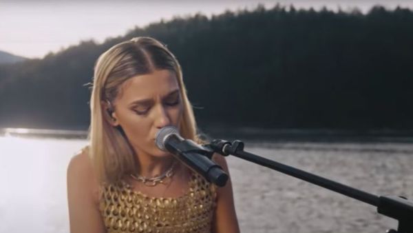 Alina Eremia a lansat o versiune live a piesei "Bipolară"