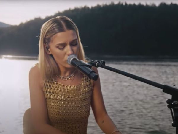 Alina Eremia a lansat o versiune live a piesei "Bipolară"