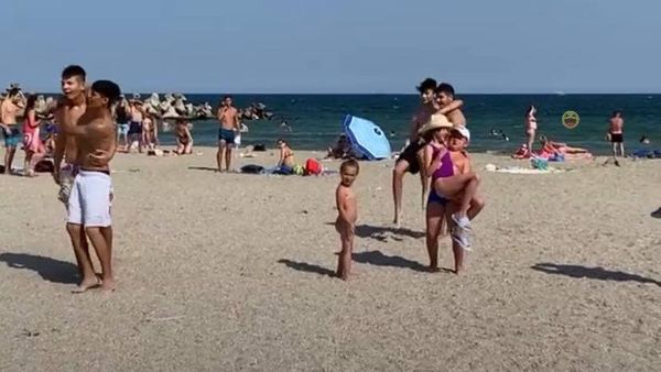 Super concurs Fun in the Sun pentru turiştii de pe plajă! Marele câştigător a primit şi o şapcă semnată de Războinicii de la Survivor România