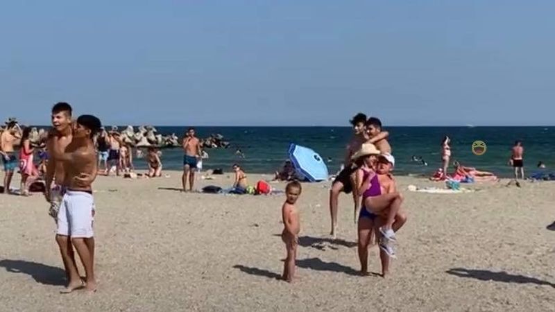 Super concurs Fun in the Sun pentru turiştii de pe plajă! Marele c&acirc;ştigător a primit şi o şapcă semnată de Războinicii de la Survivor Rom&acirc;nia