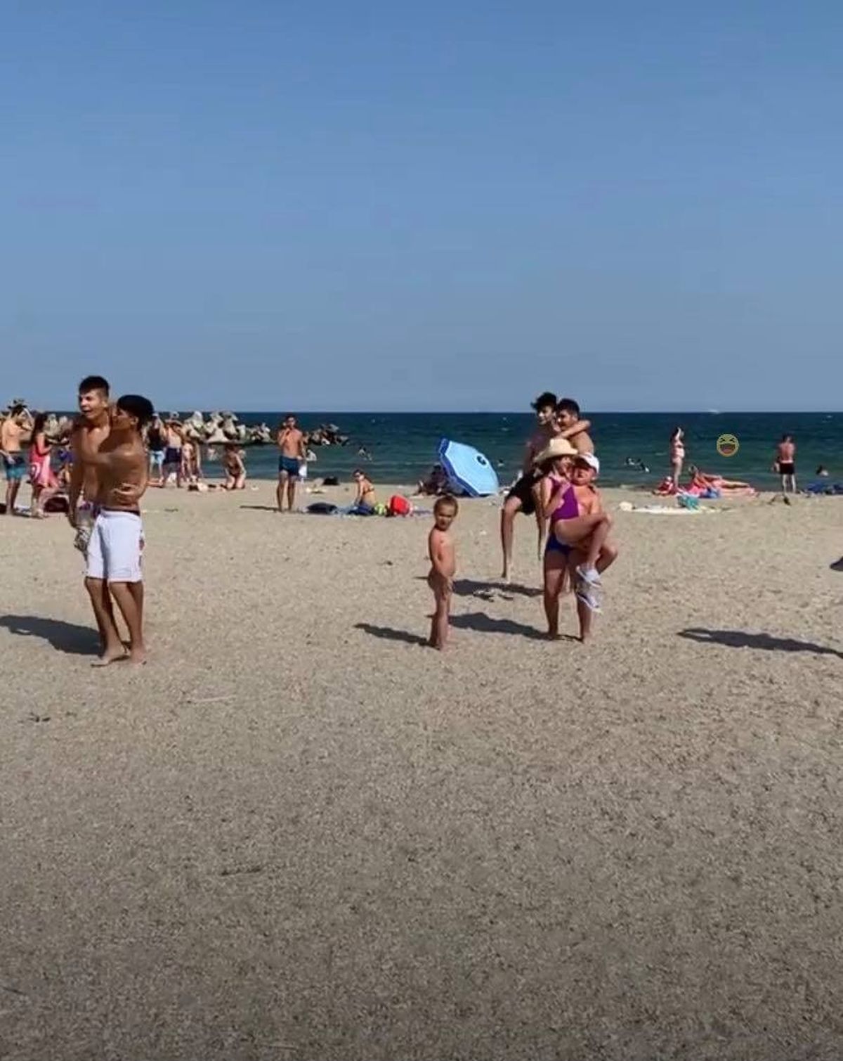 Super concurs Fun in the Sun pentru turiştii de pe plajă! Marele câştigător a primit şi o şapcă semnată de Războinicii de la Survivor România