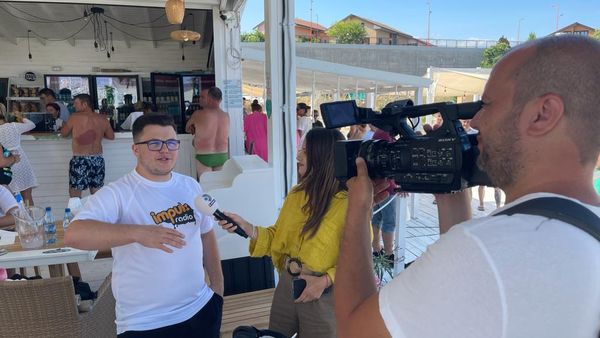 Fun in the sun | Bară la Bară. Ediţie specială de „Mașina Timpului” pe plaja din Constanța