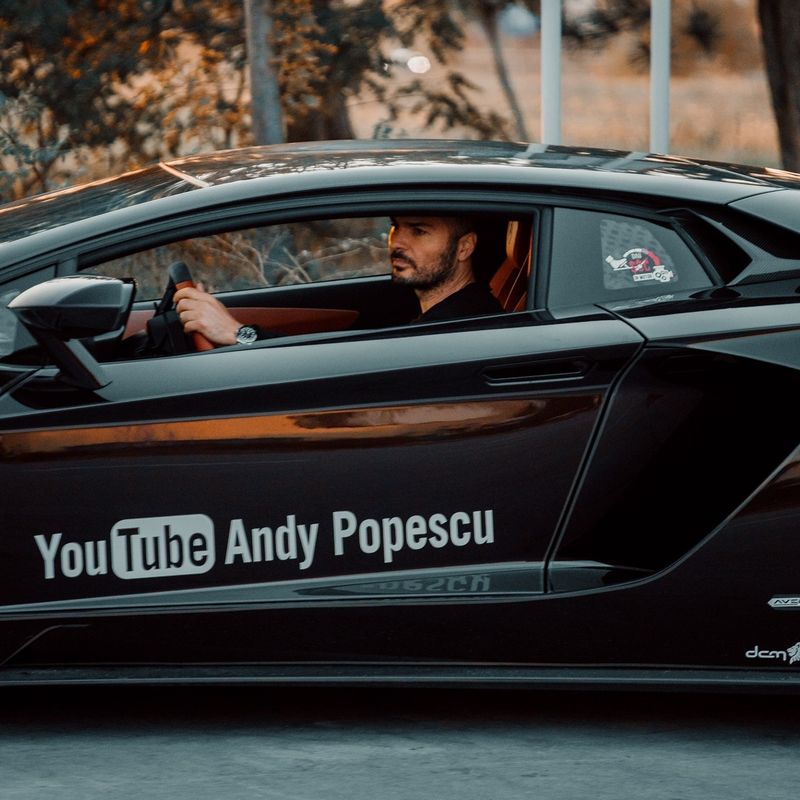 Ce afaceri are Andy Popescu. Bucureșteanul care face videoclipuri virale pe Youtube