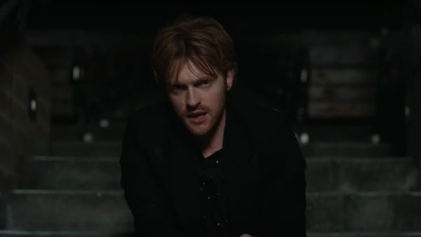 Prolificul frate al lui Billie Eilish, FINNEAS, a lansat imnul rock ”A Concert Six Months From Now”