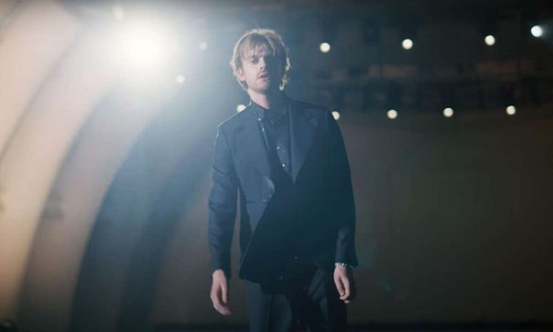 Prolificul frate al lui Billie Eilish, FINNEAS, a lansat imnul rock ”A Concert Six Months From Now”