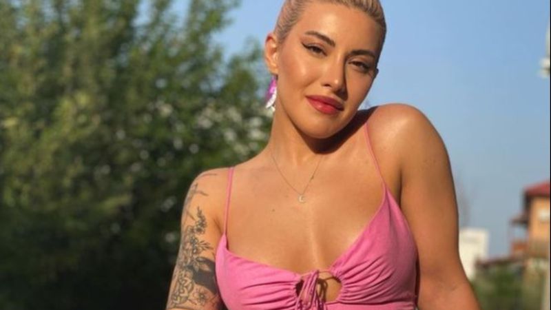 Nicoleta Nucă, prima recație după ce a fost acuzată că &icirc;și photoshopează abdomenul: &rdquo;Lucrez la greu la sală pentru acest Photoshop&rdquo;