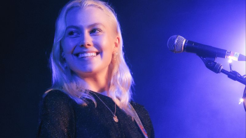 Phoebe Bridgers a lansat o nouă versiune a piesei emblematice "Nothing Else Matters" din repertoriul trupei Metallica - VIDEO