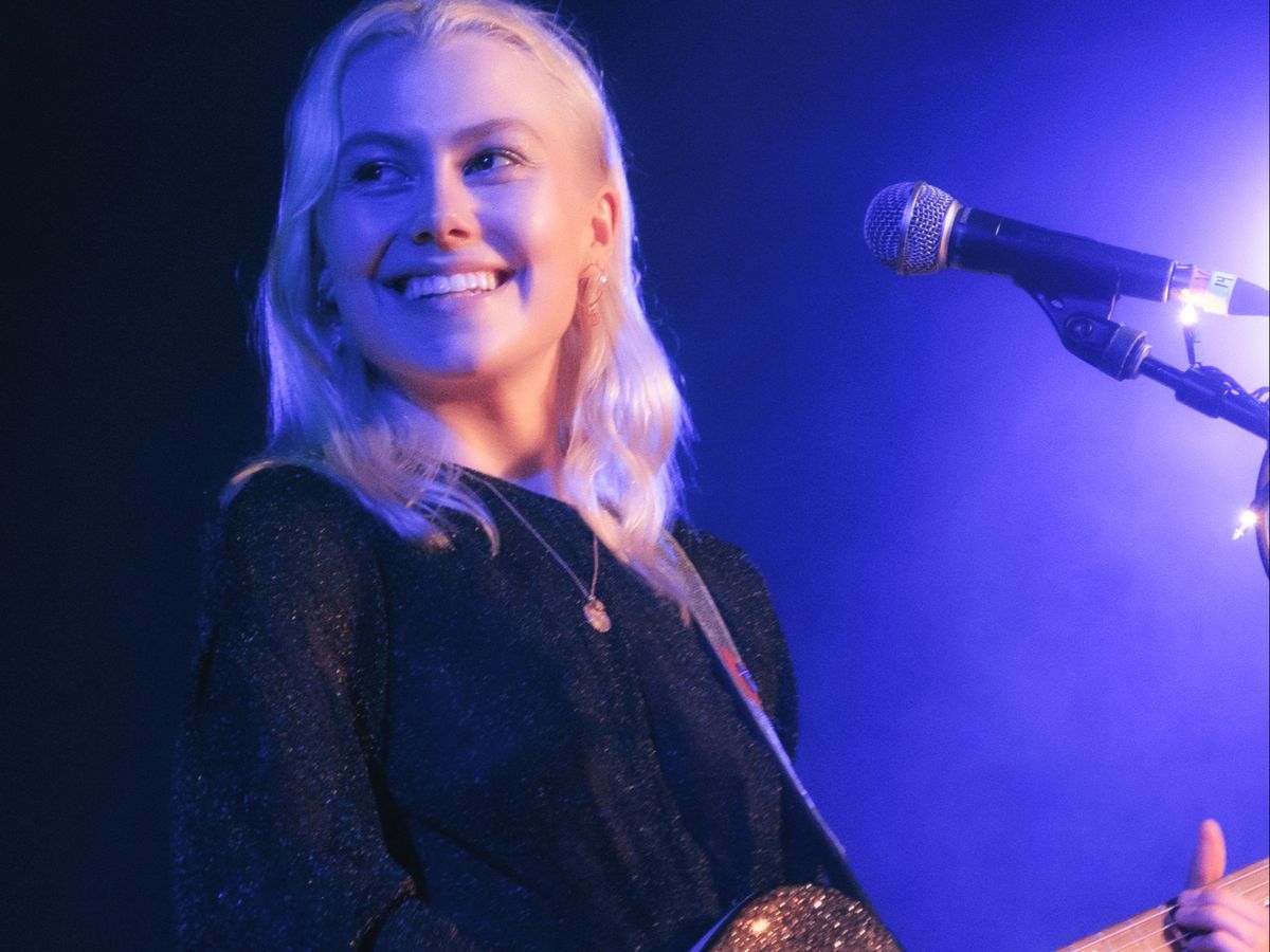 Phoebe Bridgers a lansat o nouă versiune a piesei emblematice "Nothing Else Matters" din repertoriul trupei Metallica - VIDEO