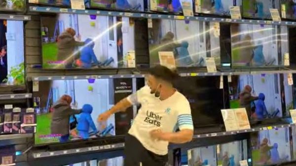 Viral! Un vloger din Franța, supărat de transferul lui Leo Messi, a spart mai multe televizoare