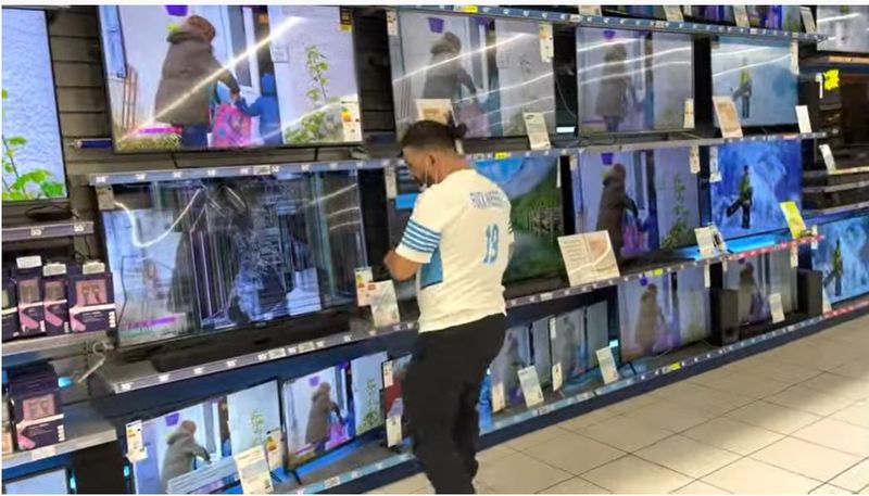 Viral! Un vloger din Franța, supărat de transferul lui Leo Messi, a spart mai multe televizoare