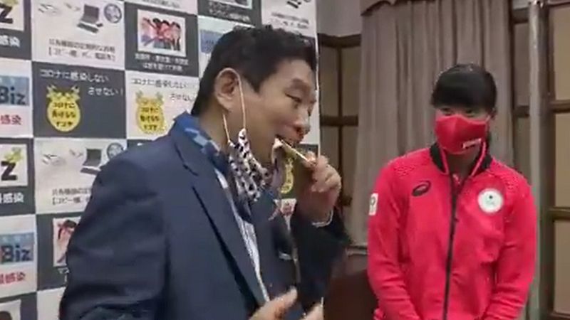 Incredibil, dar adevărat! O campioană olimpică din Japonia va primi o nouă medalie după ce primarul a mușcat-o pe prima