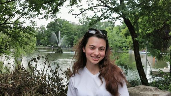 Laura Bretan, o nouă performanță! Artista primește Discul de Aur pentru vânzările albumului "World I See"