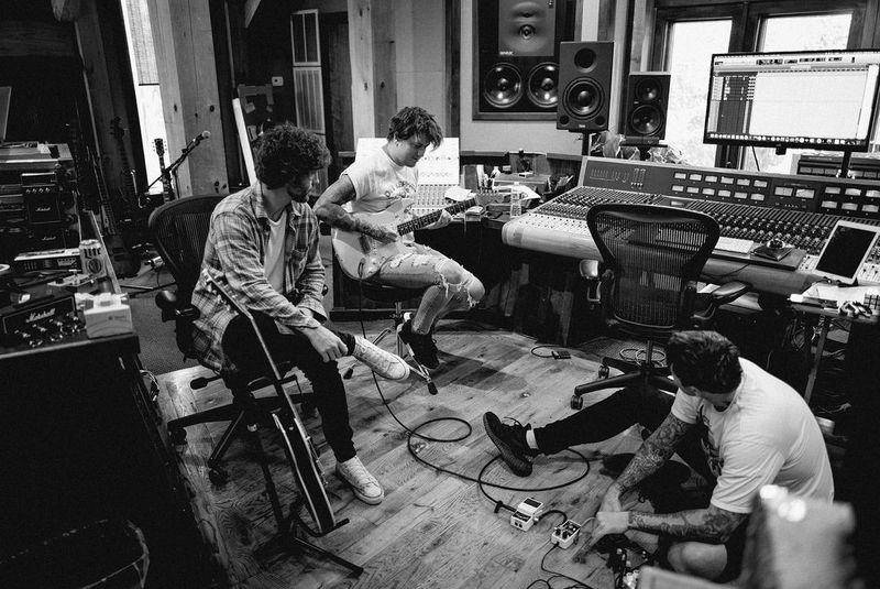 Trupa rock britanică Asking Alexandria a lansat piesa ”Alone Again