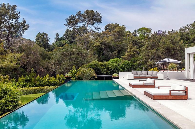 The Weeknd a cumpărat una dintre cele mai scumpe vie din Los Angeles! Primele imagini cu noua locuință a artistului canadian