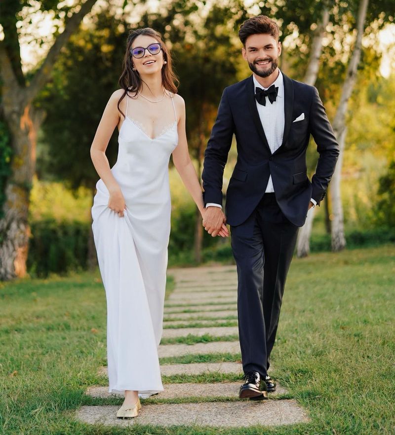 Edward Sanda, reacție acidă la părerile fanilor! Artistul și soția sa, Cleopatra Stratan, criticați că nu au respectat tradițiile a nuntă: ”E alegerea noastră să nu ținem cont”