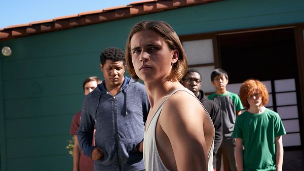 Netflix a re&icirc;nnoit cu &icirc;ncă un sezon serialul Cobra Kai