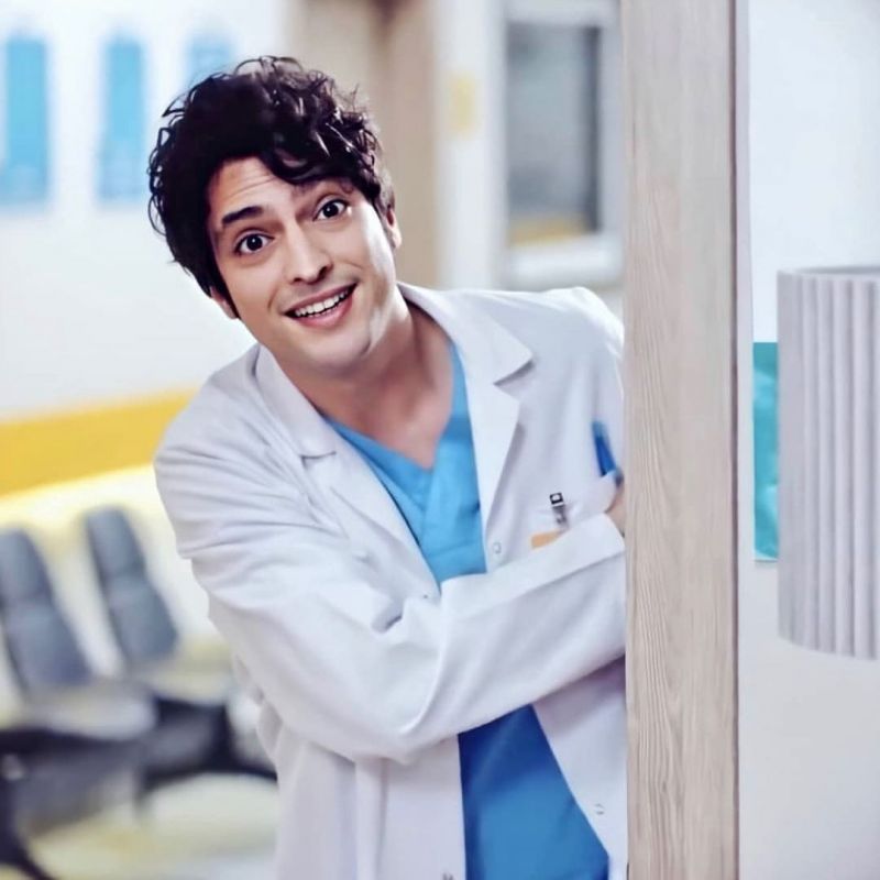 Primele imagini din culisele serialului turcesc ”Doctorul minune”! Ce fac protagoniștii în pauzele dintre filmări