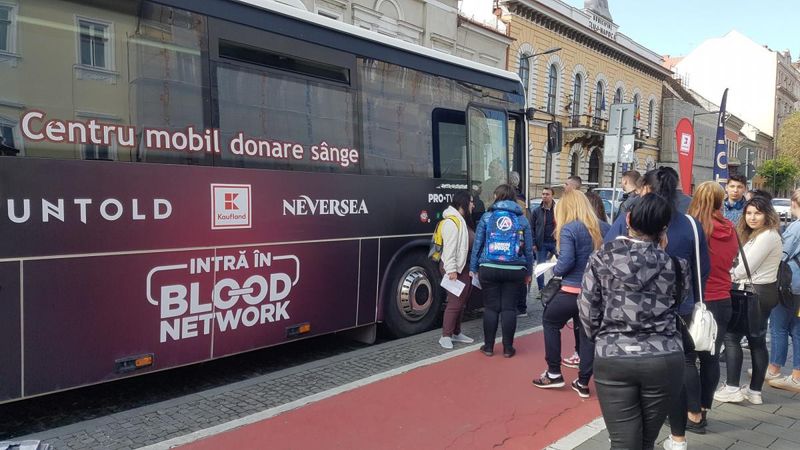 Caravana Blood Network ajunge din nou la Cluj! Toți cei care donează sânge primesc o zi gratis la Untold