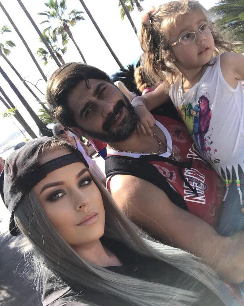 Misha, Connect-R și fiica lor, Maya