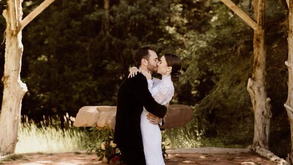 Lily Collins, actrița principală din Emily in Paris, s-a căsătorit