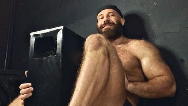 Uluitor! Yuri Tolochko, bărbatul care s-a căsătorit cu o păpușă gonflabilă, s-a &icirc;ndrăgostit de o scrumieră