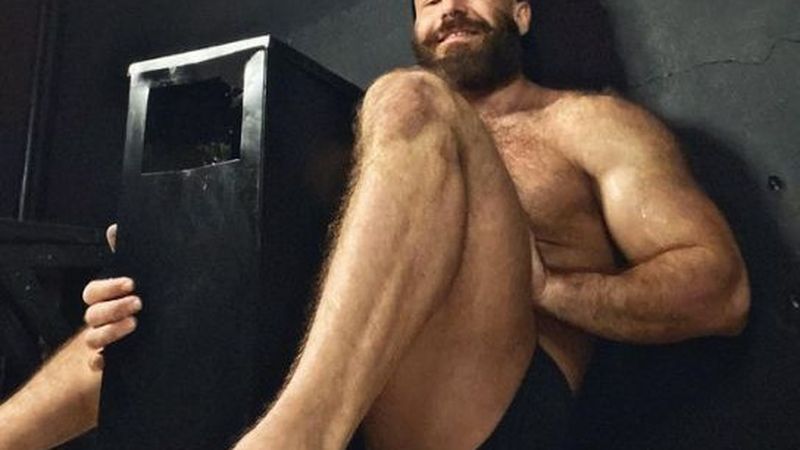 Uluitor! Yuri Tolochko, bărbatul care s-a căsătorit cu o păpușă gonflabilă, s-a &icirc;ndrăgostit de o scrumieră