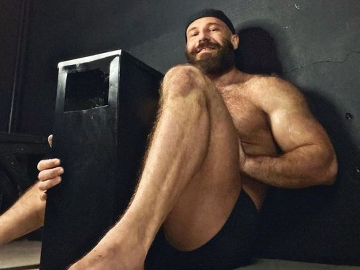  Uluitor! Yuri Tolochko, bărbatul care s-a căsătorit cu o păpușă gonflabilă, s-a &icirc;ndrăgostit de o scrumieră