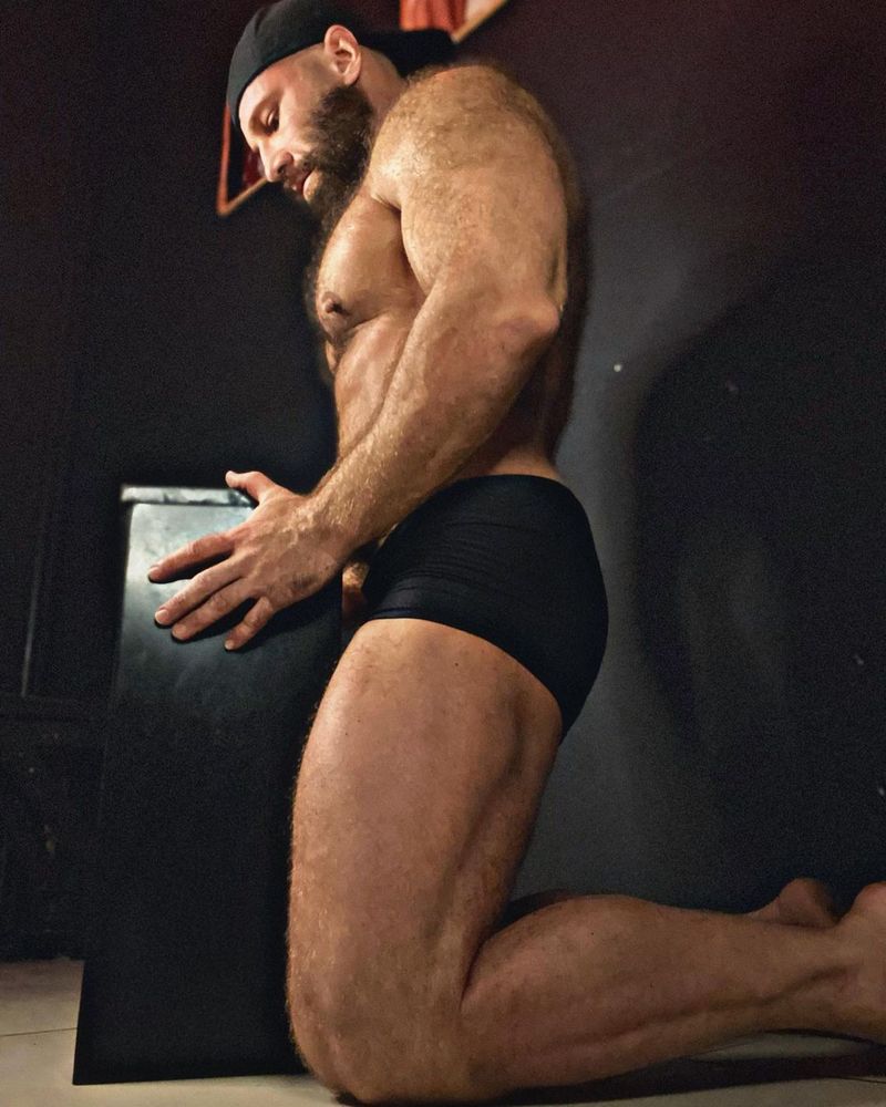 Uluitor! Yuri Tolochko, bărbatul care s-a căsătorit cu o păpușă gonflabilă, s-a îndrăgostit de o scrumieră