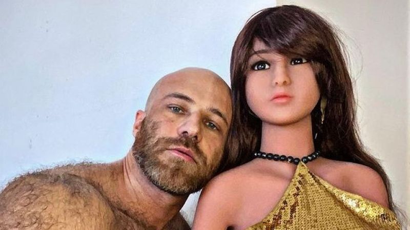  Uluitor! Yuri Tolochko, bărbatul care s-a căsătorit cu o păpușă gonflabilă, s-a îndrăgostit de o scrumieră