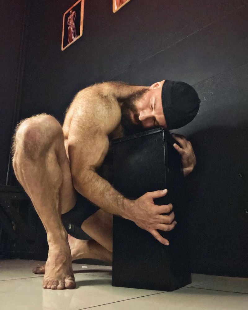 Uluitor! Yuri Tolochko, bărbatul care s-a căsătorit cu o păpușă gonflabilă, s-a îndrăgostit de o scrumieră