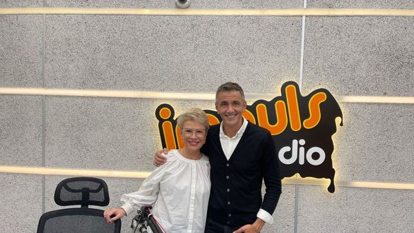 Ediție specială „Invitatul de 12”. De ziua sa, Cosmin Cernat devine chiar el invitatul emisiunii sale. Teo Trandafir îl va intervieva