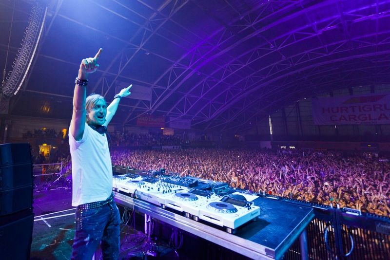 Ce studii are, de fapt, David Guetta, DJ-ul numărul 1 în lume la ora actuală