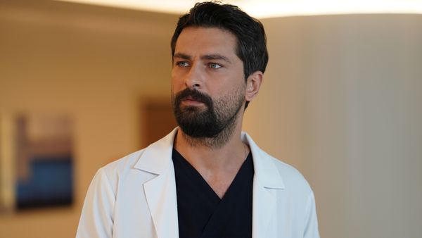 Onur Tuna, fascinantul Dr. Ferman Eryiğit, din serialul „Doctorul minune”: „Mă trezesc devreme, la 5.30, meditez și compun muzică!”
