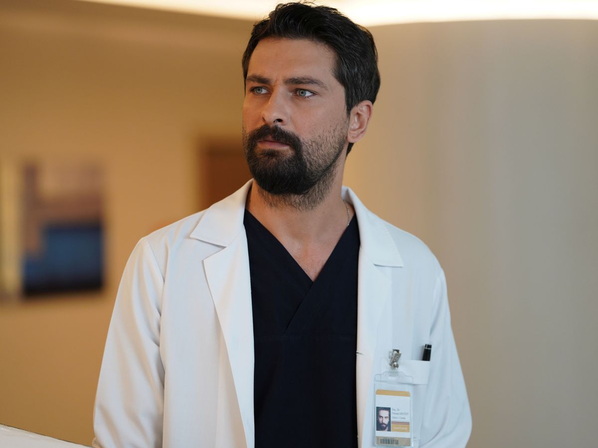 Onur Tuna, fascinantul Dr. Ferman Eryiğit, din serialul &bdquo;Doctorul minune&rdquo;: &bdquo;Mă trezesc devreme, la 5.30, meditez și compun muzică!&rdquo;