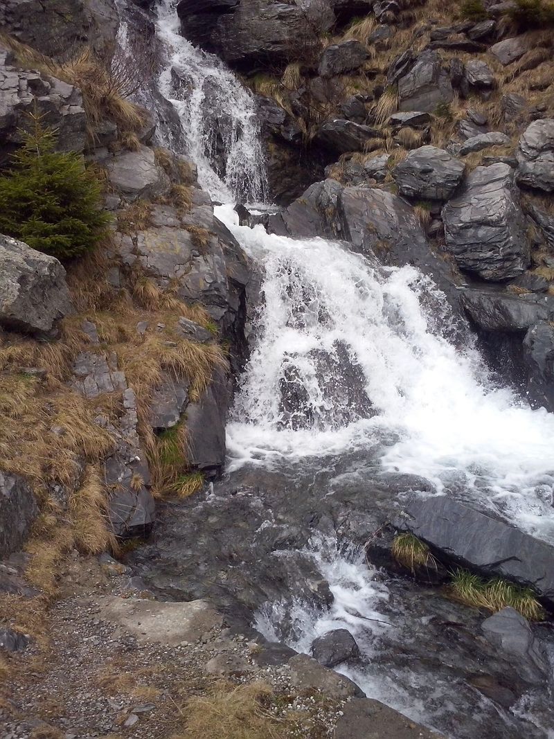 Ce obiective turistice se află pe traseul către Transfăgărășan